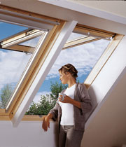 Окна VELUX. Двойное открывание по верхней и центральной осям. Варианты из дерева и с полиуретаном.