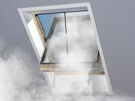 Окно Velux с системой дымоудаления. Специальное мансардное окно, оснащенное оборудованием для дымоудаления.